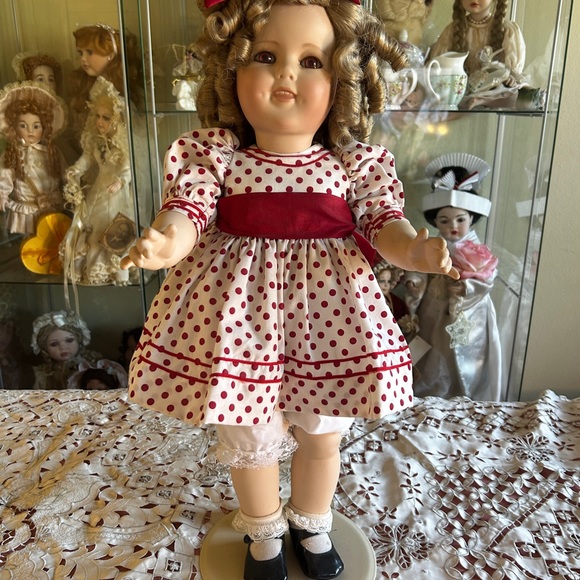Shirly Temple full body porcelain doll. She is a reproduction doll. - Picture 2 of 7